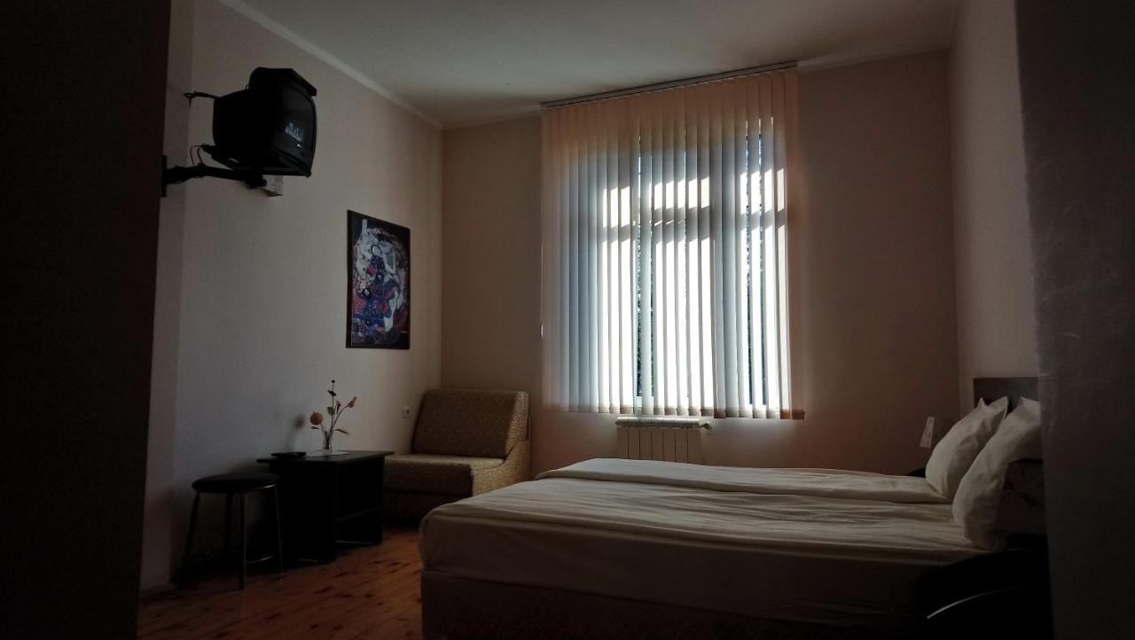 Семеен Хотел "Невен" Momin Prohod Exterior photo